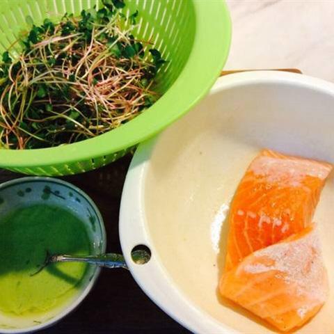 Cách làm gỏi cá hồi rau mầm ớt chuông