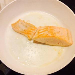 Cách làm gỏi cá hồi rau mầm ớt chuông