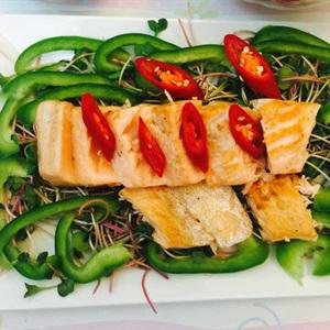 Cách làm gỏi cá hồi rau mầm ớt chuông