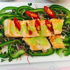 Cách làm gỏi cá hồi rau mầm ớt chuông