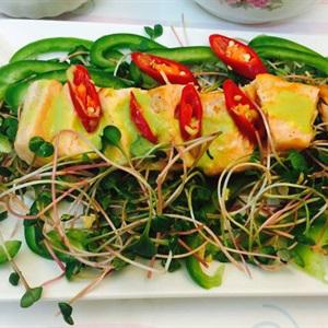 Cách làm gỏi cá hồi rau mầm ớt chuông
