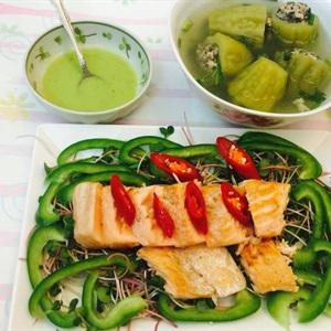 Cách làm gỏi cá hồi rau mầm ớt chuông