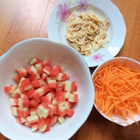 Cách làm gỏi cùi dưa hấu thịt gà
