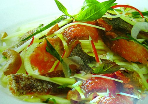 Gỏi da cá hồi chiên giòn với xoài