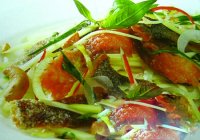 Gỏi da cá hồi chiên giòn với xoài