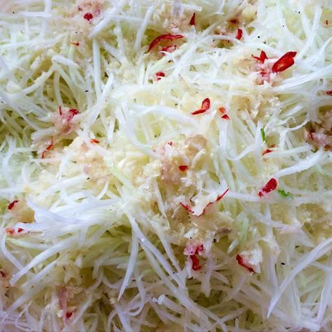 Cách làm gỏi đu đủ rau kinh giới