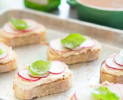 Gỏi gà xé phay hành tây ăn là nghiền