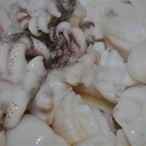 Cách làm gỏi hoa chuối trộn mực