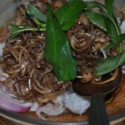 Cách làm gỏi hoa chuối trộn mực