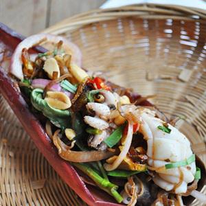 Cách làm gỏi hoa chuối trộn mực