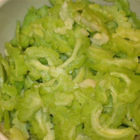 Cách làm gỏi mực trộn khổ qua