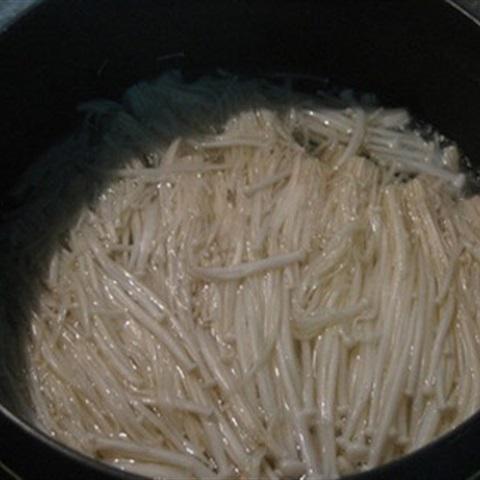 Cách làm gỏi nấm kim châm cà rốt