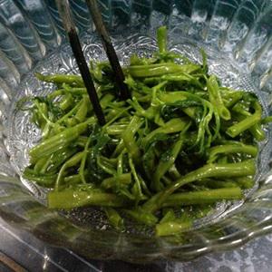 Cách làm gỏi rau muống trộn xoài