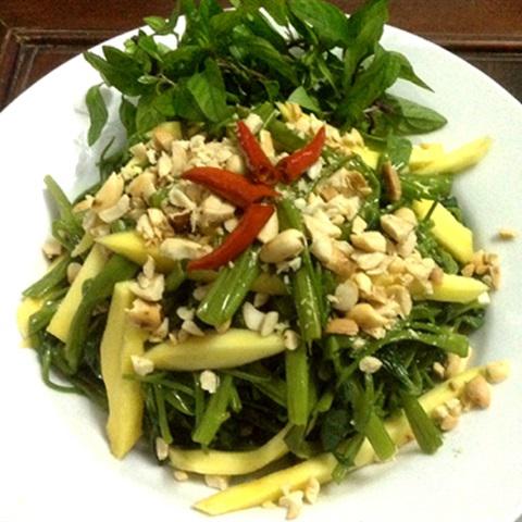 Cách làm gỏi rau muống trộn xoài