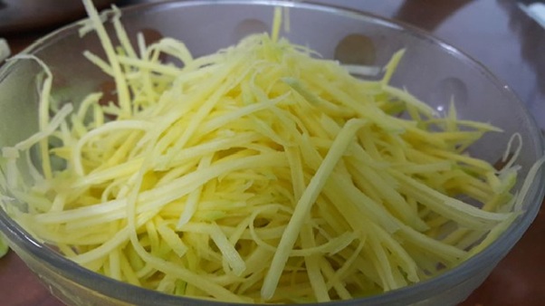 Gỏi sứa xoài chua ngọt hấp dẫn