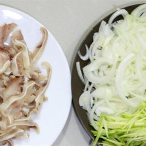 Cách làm gỏi tai heo chua ngọt