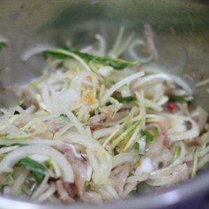 Cách làm gỏi tai heo chua ngọt