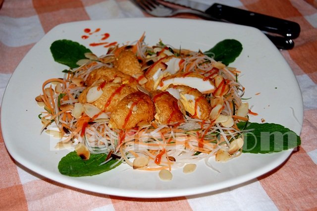 Gỏi trứng chiên, cà rốt chua cay