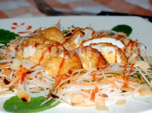 Gỏi trứng chiên, cà rốt chua cay