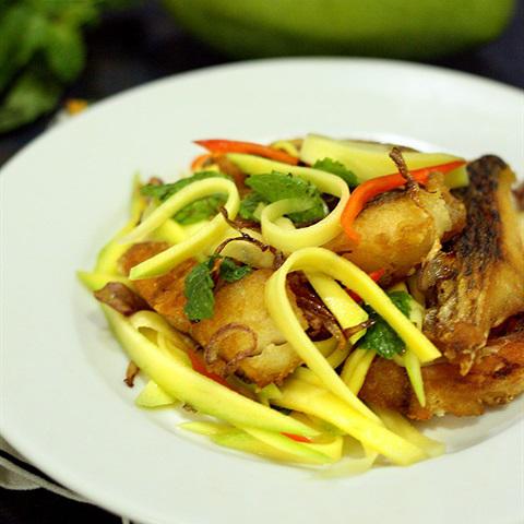 Cách làm gỏi xoài cá chiên