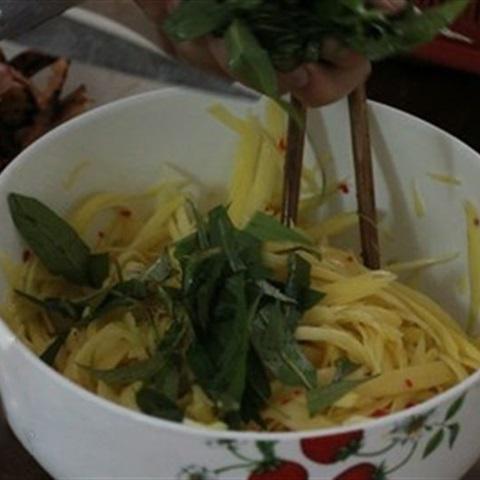 Cách làm gỏi xoài chua cay