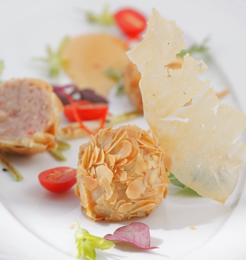 Hải sản bọc hạnh nhân