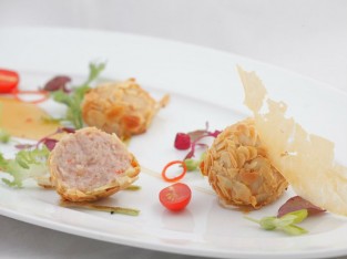 Hải sản bọc hạnh nhân