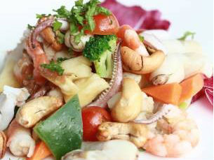 Hải sản trộn hạt điều