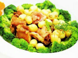 Hạt sen hầm thịt thỏ: Món ngon cho người cao tuổi