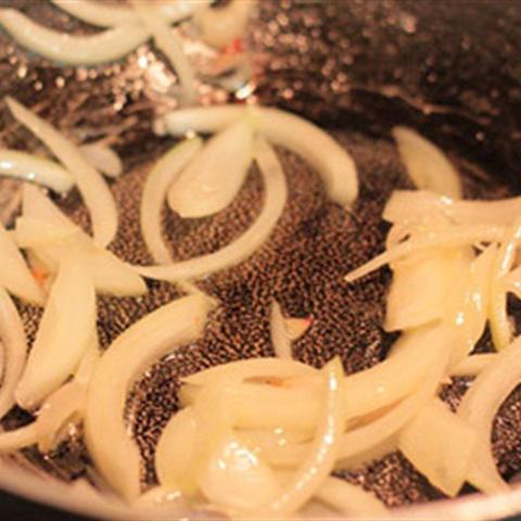 Cách làm hến xào lá lốt