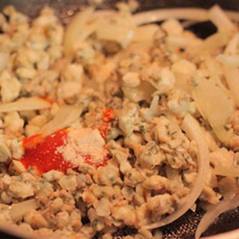 Cách làm hến xào lá lốt