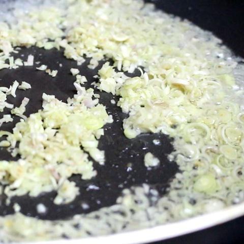 Cách làm hến xúc bánh đa