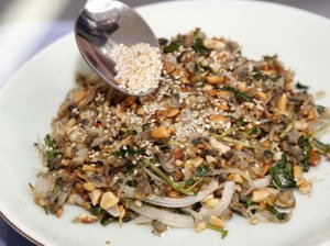 Hến xúc bánh tráng