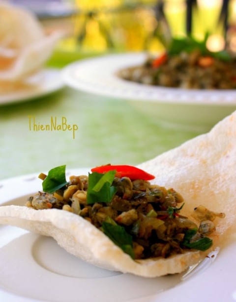 Hến xúc bánh tráng