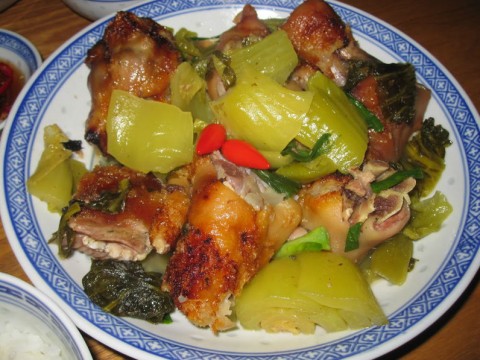 Heo quay kho cải chua