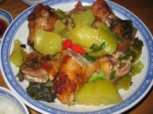 Heo quay kho cải chua