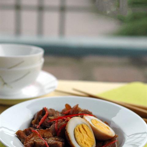 Cách làm heo quay kho trứng