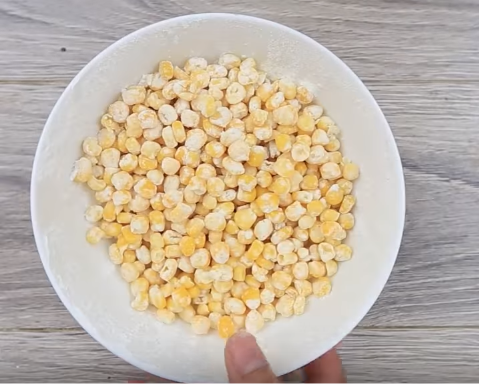 Hoa quả tươi trộn tạo hình hoàng tử ếch xanh cho bé