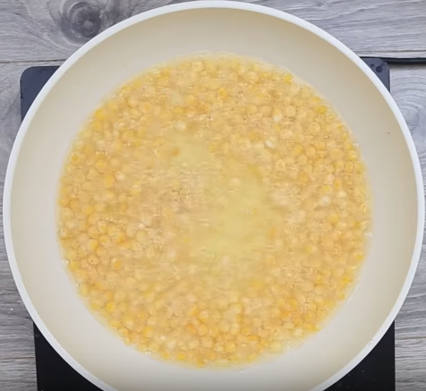 Hoa quả tươi trộn tạo hình hoàng tử ếch xanh cho bé