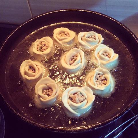 Cách làm hoành thánh hoa hồng chiên