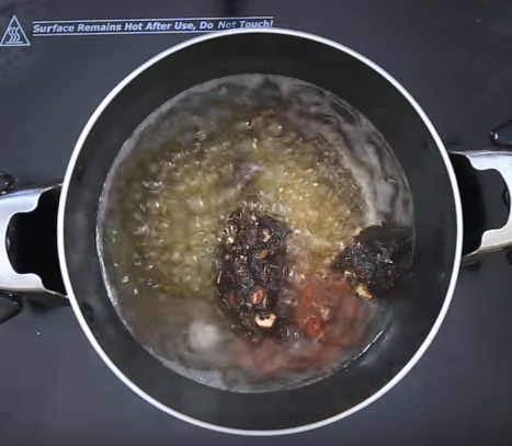 Học cách chiên trứng bằng lá chuối ngon "chảy nước mắt" của người Thái