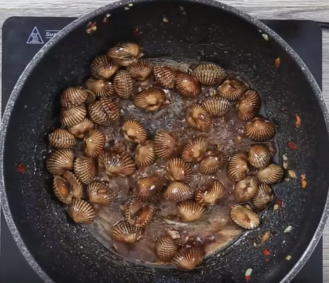 Học cách chiên trứng bằng lá chuối ngon "chảy nước mắt" của người Thái