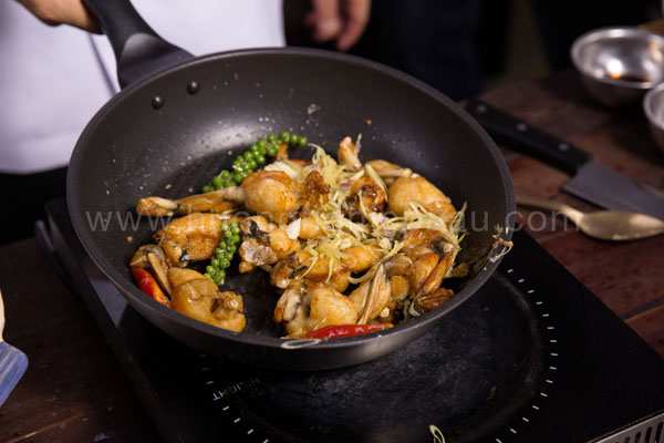 Học cách làm ếch nướng ống tre từ siêu đầu bếp