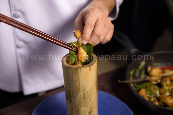 Học cách làm ếch nướng ống tre từ siêu đầu bếp
