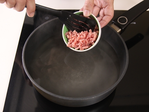 Học cách làm mỳ vịt xào dưa vô cùng đơn giản