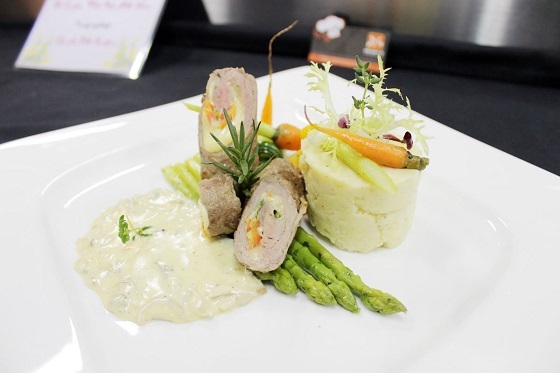 Học nấu món Âu với bò cuốn phô mai sốt nấm