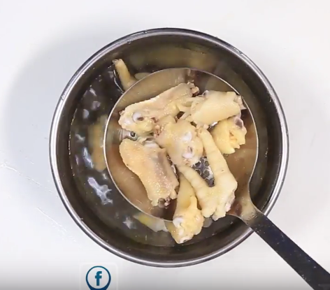 Học người Thái cách làm gỏi thịt lợn lạ miệng, cực thơm ngon