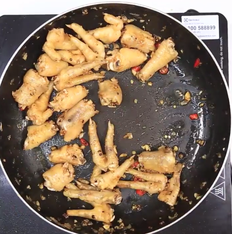 Học người Thái cách làm gỏi thịt lợn lạ miệng, cực thơm ngon