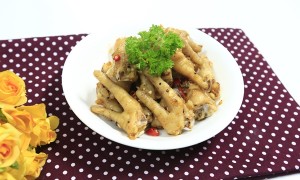 Học người Thái cách làm gỏi thịt lợn lạ miệng, cực thơm ngon