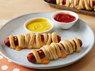 Hot dog “xác ướp” ngon cho Halloween